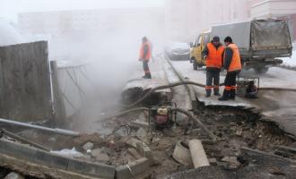 На западе Москвы прорвало теплотрассу, есть пострадавшие