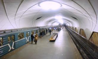Психически больная женщина упала на рельсы в столичной подземке