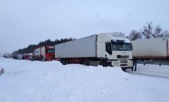 В Волгограде дальнобойщик умер возле машины, откапывая ее из снега