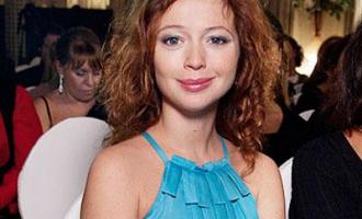 Звезда сериала «Кадетство» показала округлившийся животик