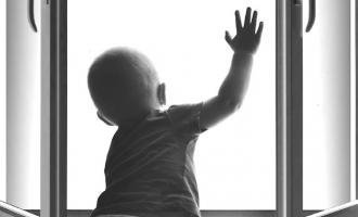 В Ульяновске 2-летний ребенок выжил, выпав из окна десятого этажа