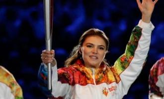 Гимнастка Алина Кабаева показала обручальное кольцо