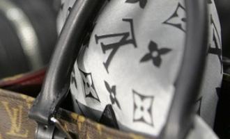 В Петербурге неизвестный похитил у бизнесвумен сумку Louis Vuitton с 7 млн руб