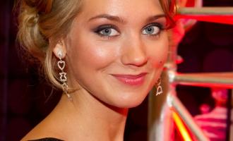 Кристина Асмус получила премию за ранний выход из декрета