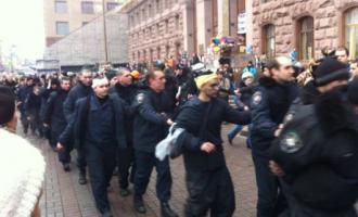 СМИ: офицеры и бойцы Внутренних войск в Киеве массово переходят на сторону протестующих