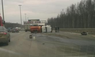 На внутреннем кольце КАД в Петербурге перевернулся бензовоз