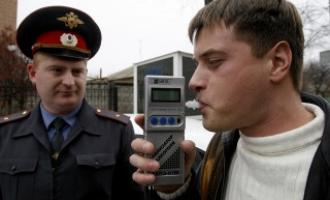 В России проверку на алкотестере введут для всех административных нарушителей