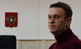 Навальный теперь - в браслете
