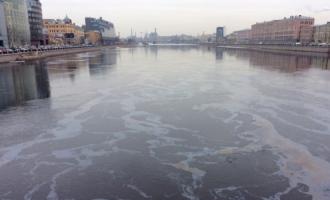 В Петербурге акваторию Невы очистили от 200 тонн нефтеводяной смеси