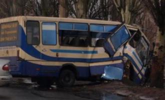 В Казани маршрутный автобус врезался в светофор, 12 человек пострадали