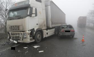 В ХМАО иномарка врезалась в грузовик, 3 человека погибли