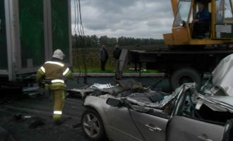 Под Екатеринбургом женщина на иномарке врезалась в грузовик, погиб 7-летний ребенок