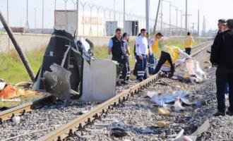 В Турции поезд разрезал автобус с рабочими напополам, 9 человек погибли