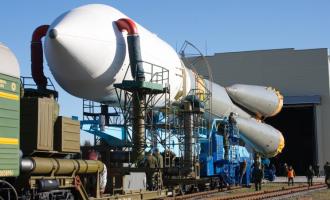 На стартовом столе космодрома Плесецк установлена ракета-носитель