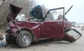 В Ярославле автокран упал на «Жигули», 8-летняя девочка и ее родители погибли