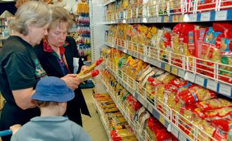 Медведев призвал россиян переходить на употребление российских продуктов вместо импортных
