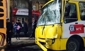 В Екатеринбурге маршрутка врезалась в троллейбус, 10 человек получили травмы