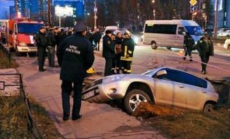 Во дворе жилого дома в центре Москвы на 3 метра провалился грунт