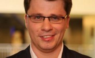 Гарик Харламов фотографию песочного шоумена подписал следующим образом - «Песочный я)»