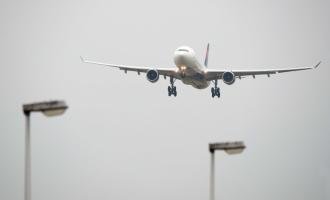 В результате инцидента на борту самолета Delta Airlines, судно совершило вынужденную посадку