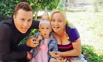 Звезда «Интернов» Светлана Пермякова заставляет 2-летнюю дочку кормить коз и кроликов в деревне