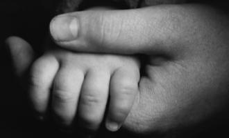 В Красноярском крае неосторожный отец сбросил грудного младенца с балкона