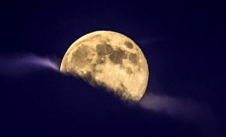 Фотографии огромной Луны стали хитом в социальных сетях по всему миру