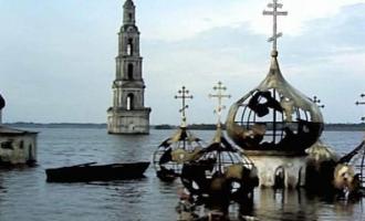 На поверхности, по причине низкого уровня воды на Рыбинском водохранилище, затопленный город Молога снова показался над водой