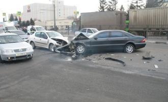 В лобовом столкновении иномарок на Волоколамском шоссе погибли 4 человека