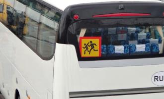 На трассе в Красноярском крае иномарка врезалась в школьный автобус