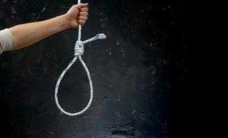 В квартире жительницы Москвы на альпийской веревке повесился гость из Германии