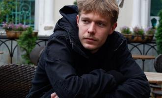Актер Никита Ефремов уехал от молодой жены в Лондон