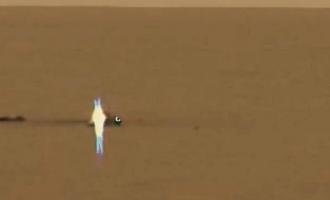 Марсоход Curiosity сфотографировал светящегося пришельца