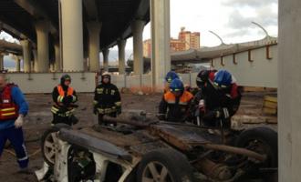 В Петербурге внедорожник на большой скорости сорвался со строящегося моста