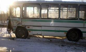В Москве пассажирский автобус с рабочими врезался в припаркованный грузовик