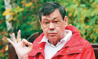 Актер Николай Караченцов поднялся с инвалидной коляски и может ходить