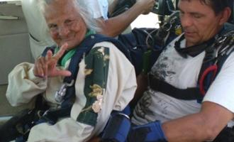 Американка отметила 100-летний юбилей прыжком с парашюта
