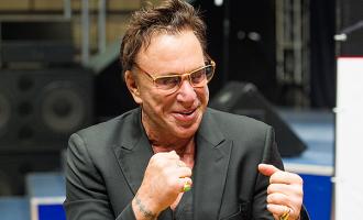 Голливудский актер Микки Рурк отправил в нокаут сильного соперника во втором раунде