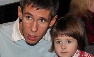 Актер Алексей Панин договорился с бывшей женой об опеке над дочкой