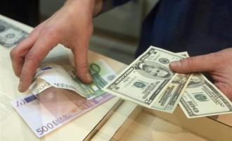 Евро и доллар на биржевых торгах подешевели