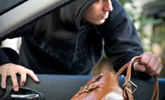 Пока бизнесмен менял колесо «Infiniti», у него украли свыше 2 миллионов рублей