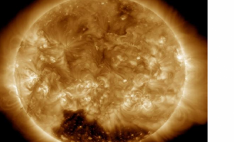 Астрономы из NASA сфотографировали огромную темную область на Солнце