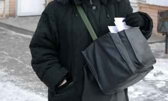 В столице неизвестный отобрал пенсионные деньги у почтальонов