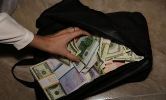 Из джипа в столице неизвестный украл сумку с 5 миллионами рублей