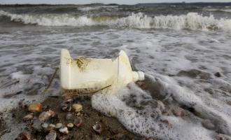 Ученые утверждают, что ежегодно в Мировой океан попадает огромное количество пластикового мусора