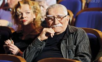 Роман актера Армена Джигарханяна с 33-летней знакомой завязался в больнице