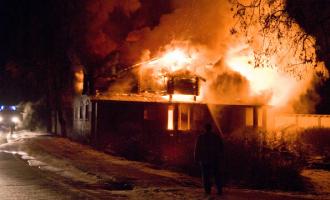 Пожар в Челябинской области: детей из горящей квартиры спас случайный гость