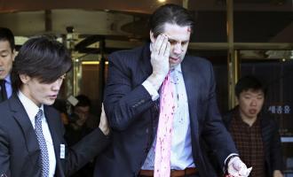 Гражданский активист с бритвой искалечил посла США в Южной Корее