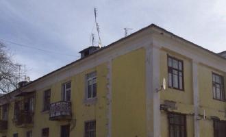 В Екатеринбурге на голову 12-летнего школьника упал кусок льда