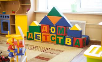 В детсаду Брянска малыш проглотил часть игрушки и задохнулся